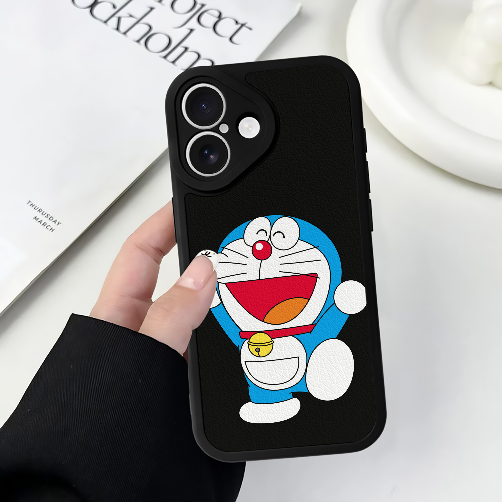 （画像用） ドラえもん Doraemon 【iPhone 16シリーズ対応】シリコンスマホケース（レザー調） 材質：シリコン